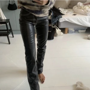 Eytys byxor - Säljer nu mina fina eytys byxor som är i väldigt bra skick. Lånad bild, skriv för mer bilder.💓💓
