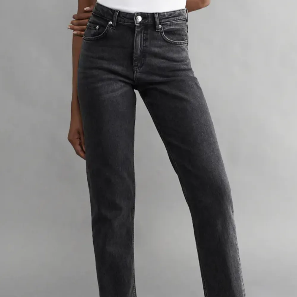 Säljer ett par svart gråa gina jeans i storlek 38, säljs då de är lite stora och aldrig används . Jeans & Byxor.