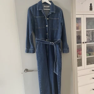 Jumpsuit - Jumpsuit i jeanstyg, oanvänd