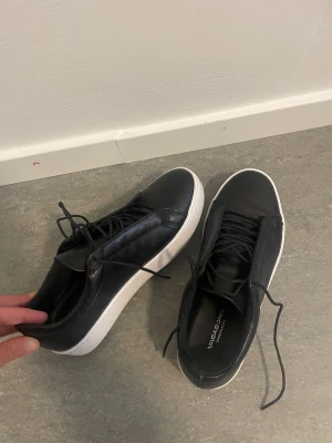 Vagabond sneakers 36  - Säljer mina vagabond sneakers i storlek 36! Knappt använda pågrund av att jag har väldigt breda fötter. Ordinarie är 1100 kr mitt pris är 500kr. Bokstavligen som nya, ni kan inte få bättre🌸