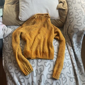 Stickad gul tröja - En stickad honungs gul tröja Den har typ en turtleneck