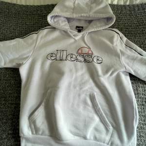 Ellesse luvtröja inga fläckar eller hål köpt för 500kr. Storlek L