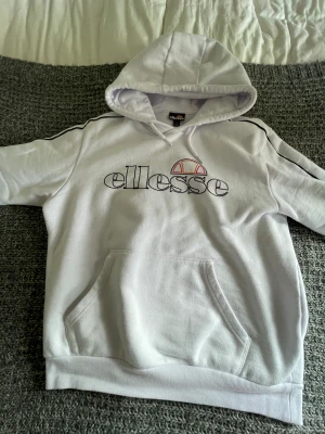 Ellesse luvtröja  - Ellesse luvtröja inga fläckar eller hål köpt för 500kr. Storlek L