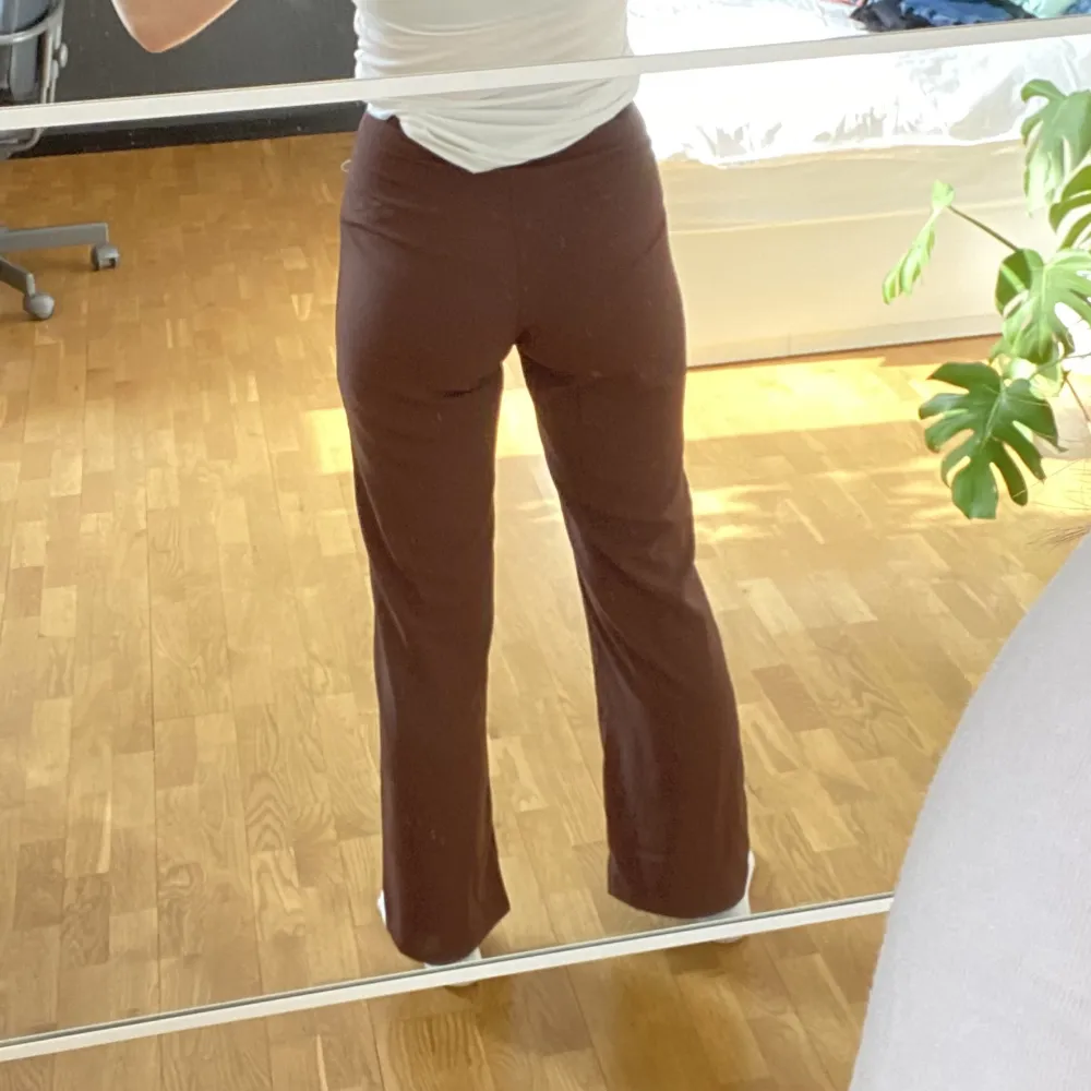 Ett par bruna kostymbyxor som tyvärr inte kommer till användning. Tyget är ganska tunt så de är perfekta nu till sommaren 🥰Jag på bilden är 163 cm. Jeans & Byxor.