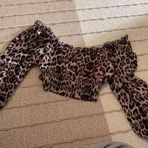 Kroppad leopard blus, storlek 40 Kan användas som off-shoulder Tunnt material Aldrig använd Säljer för 100kr