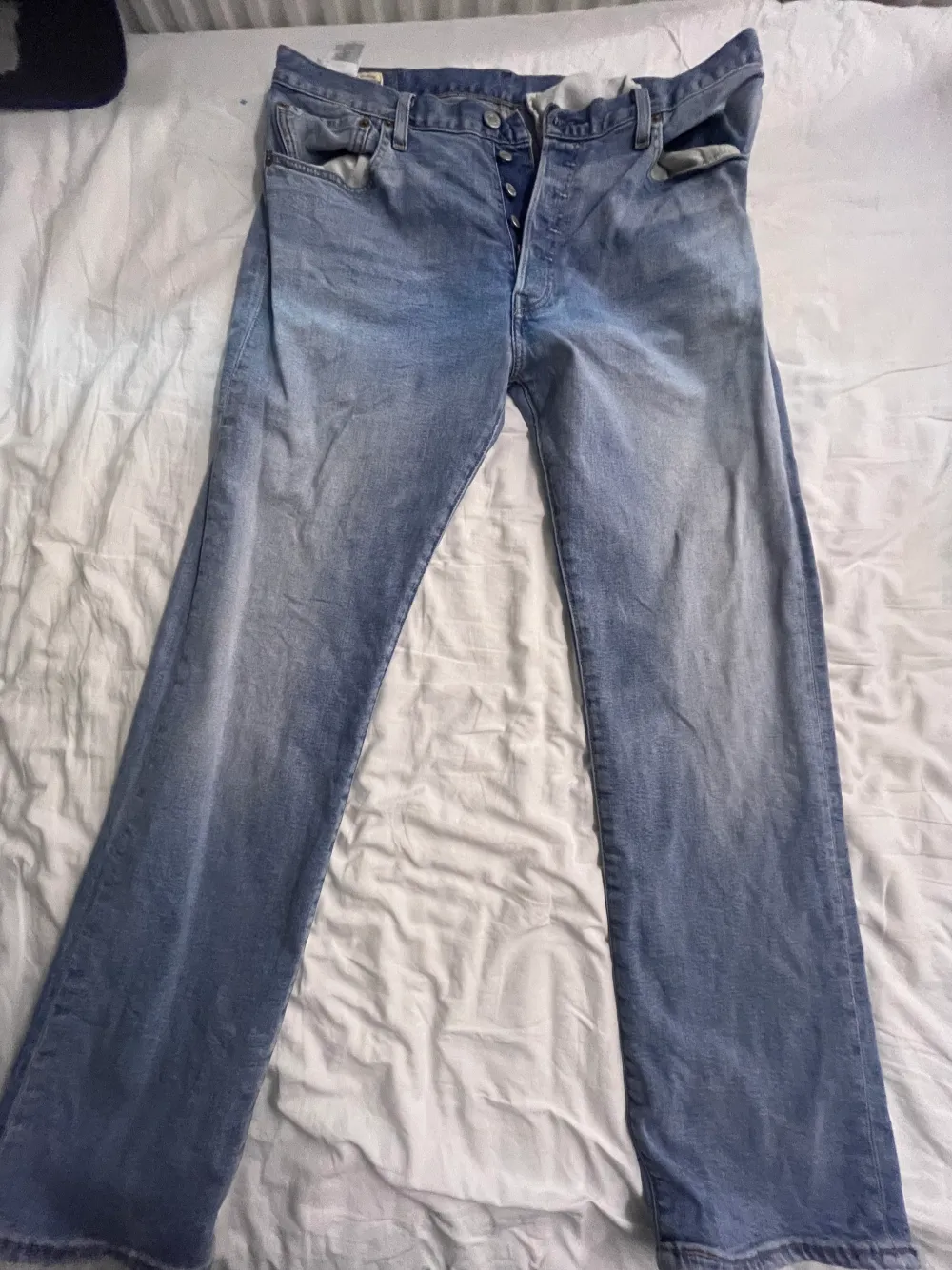 Levis 501 jeans. ljus blå inga fläckar eller hål. köptes för 900kr för några månader sedan   Storlek 34 30. Jeans & Byxor.