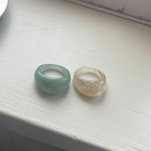 Ringar - Ringar i plast Ungefär stl 17 Säljer för 100kr styck eller 160kr för båda