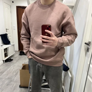 OVERSIZED Sweatshirt helt nya  - Helt nya oanvända Oversized tröjor som funkar till både killar och tjejer. Dem är väldigt bekväma och är gjorda av 75% bomull, 25% polyester.  Finns i Rosa, Beige, Vit, Mörk Grå I storlekar S,M,L,XL