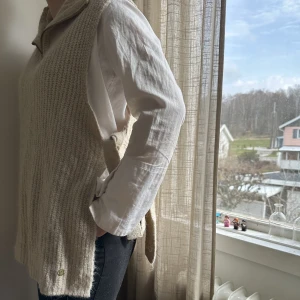 Pernilla Wahlgren väst - Beige stickad väst storlek S/M ifrån Pernilla Wahlgrens kollektion. Endast använd ett fåtal gånger.
