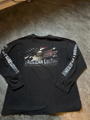 Harley Davidson Tee - Longsleeve långärmad vintage piece från Harley Davidson. Skitfet storlek L lite luftig fit 