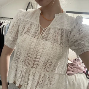 Mango blus  - Jättegullig spets blus från mango med fina detaljer i strl S