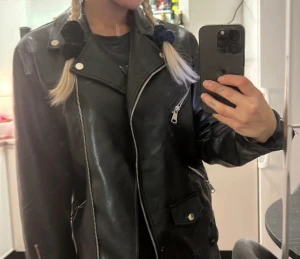 Skinnjacka - Säljer jätte fin skinnjacka som knappt är använd, den är i storlek S men är oversized så passar även M😊 Nypris 400kr (Inte mina bilder)