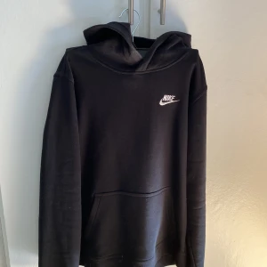 Nike hoddie  - Säljer denna då den är för liten. Den är helt oanvänd. Priset kan förlusternas vid snabb affär. Skriv för mer frågor