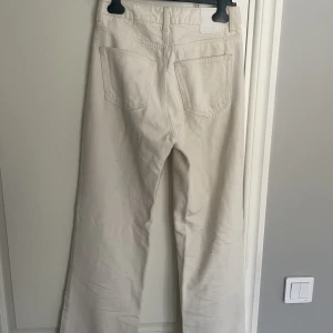 Straight jeans - Säljer ett par beiga straight jeans för att de inte blir använda. Skriv privat för fler bilder!