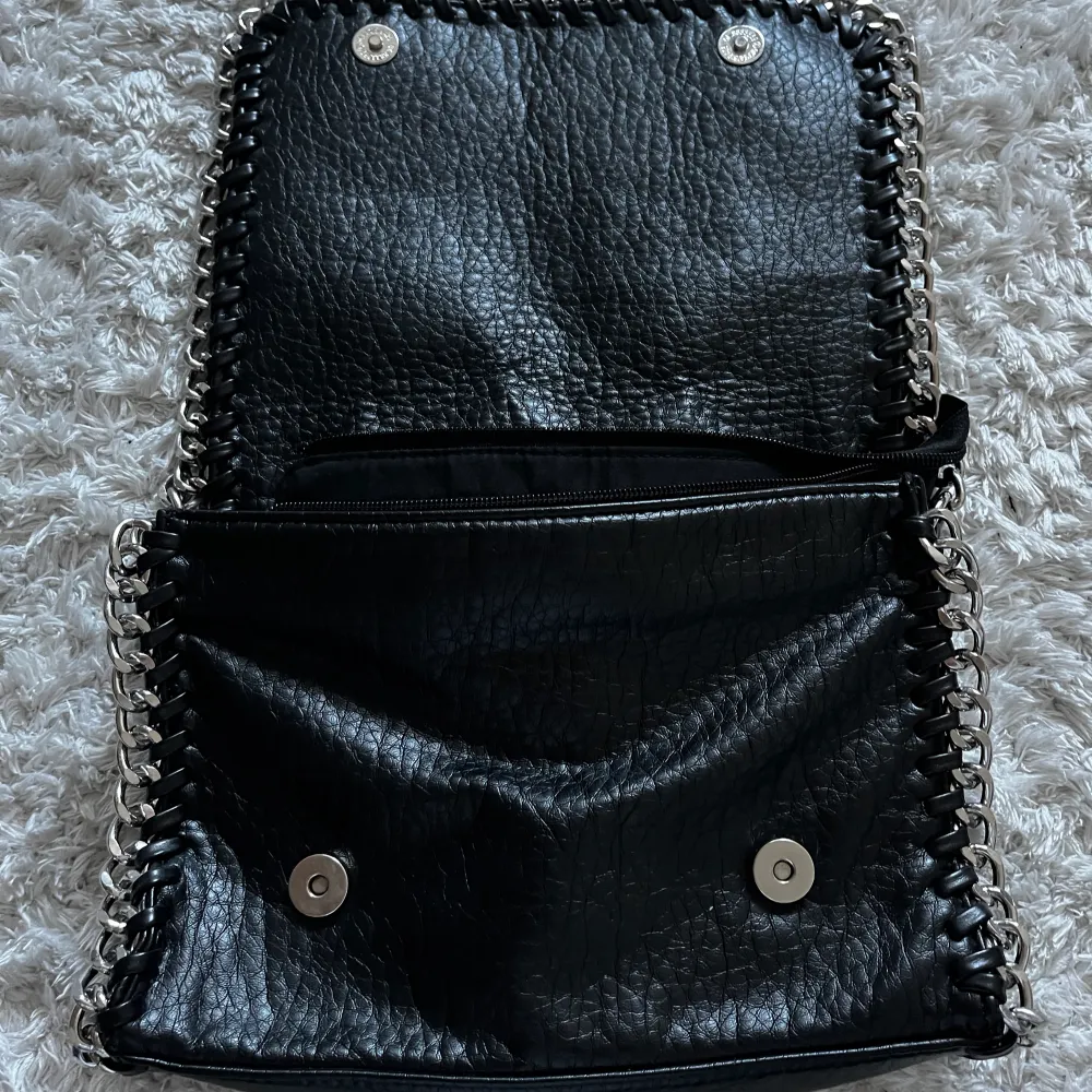 (Lägger upp igen pga oseriös köpare)  Säljer min fina tiamo väska i svart då den inte kommer till användning längre💗.  Inga tecken på användning och är bara använd fåtal gånger.  Skriv privat för flera bilder💓💓. Högst bud vinner. Väskor.