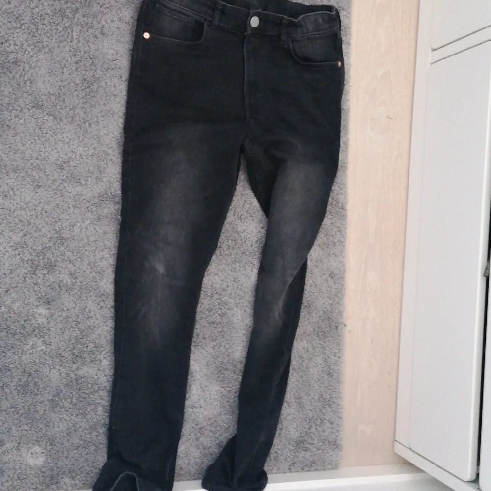Det är ett par grå denim jeans storleken är 170.. Jeans & Byxor.