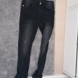 Det är ett par grå denim jeans storleken är 170.