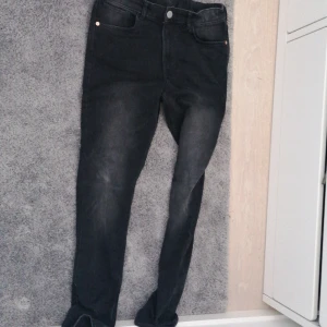 Denim jeans - Det är ett par grå denim jeans storleken är 170.