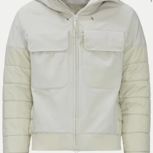 C.P Company jacka  - Hej! Säljer min beigefärgade hybrid jacka från CP Company! Jackan är använd 6 gånger och är i nyskick. Storlek 50 vilket motsvarar M. Jackan kostar 4500 i nypris. Priset kan diskuteras vid smidig affär. Aäktehetsbevis finns! Hör gärna av er vid intresse!