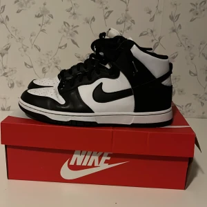 Nike Dunk High Black&White - Skick 7/10 har använts några gånger  pris går att förhandla