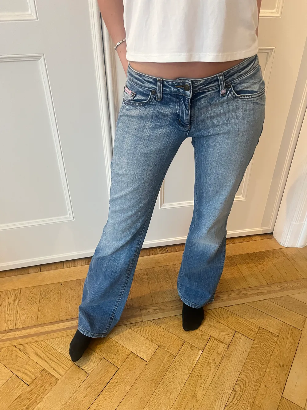 Så snygga med coola fickor! Midjemått 37 cm innerbenslängd 80 cm. Jeans & Byxor.