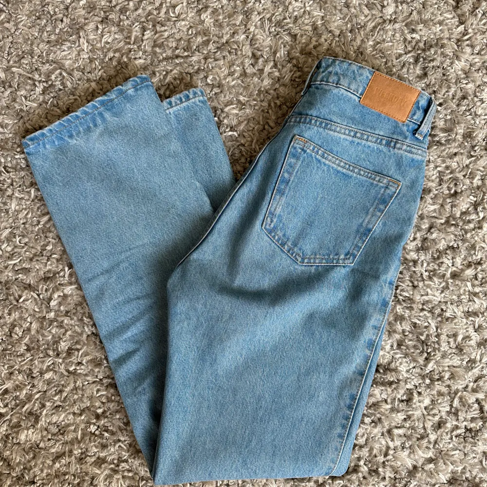 Weekday jeans i storleken w26 l30, i superfint skick (som nya!) då de endast använts ett fåtal gånger. Fin blå färg, nypris 579kr. Jeans & Byxor.