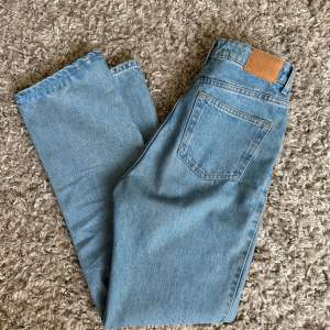 Weekday jeans i storleken w26 l30, i superfint skick (som nya!) då de endast använts ett fåtal gånger. Fin blå färg, nypris 579kr