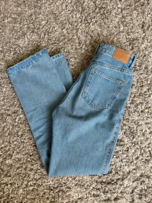 Weekday Jeans - Weekday jeans i storleken w26 l30, i superfint skick (som nya!) då de endast använts ett fåtal gånger. Fin blå färg, nypris 579kr