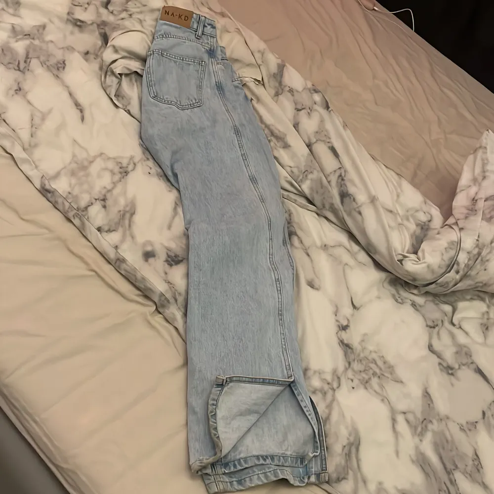 Ett par jeans med slits ifrån Naked, storlek 32, använda endast en gång . Jeans & Byxor.