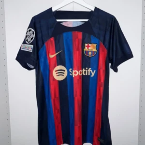 Barcelona Champions league hemma tröja 22/23  - Fick i födelsedagspresent men var tyvärr för liten. (Helt ny) 