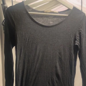 Tröja - Säljer denna ”intimissimi liknande” tröjan från hm, tröjan är köpt för länge sen och finns därför inte kvar på hm, strl m men skulle säga att den passar s , pris kan diskuteras vid snabb affär💗