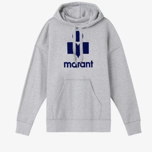Isabel Marant hoodie - Intressekoll av min Isabel marant hoodie som köptes förra hösten. Nypriset då va 3400kr men nu är den slutsåld. Säljer inte för under 2300kr💓den är i minsta stl vilket i denna modell är 34 men den är overaized🫵🏼😊