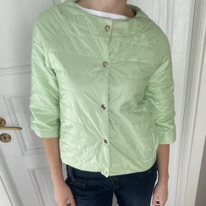 Trekvartsärmad jacka - Supersöt trekvartsärmad jacka, liknar herno! Världens finaste ljusgröna färg. Helt perfekt skick💞💞 Storlek S/M Skriv vid funderingar och kolla in mina andra annonser😇