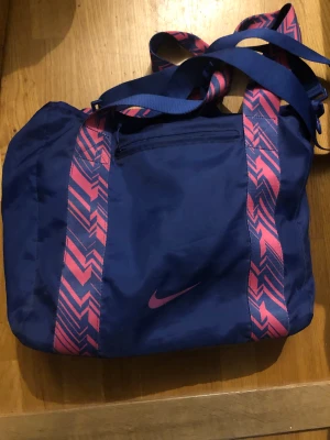 Nike sportväska - Snygg sportväska från Nike rymmer ca 20 liter. Bra skick bra kvalite