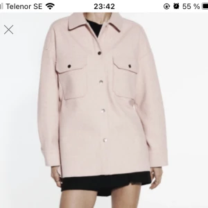 Zara oversize höst jacka - Nyskick  🌸 nypris 399kr. Nu 200kr. Använd en gång . Stl M.  Jag passar inte i färgen därav säljer jag. Inköpt 3 sept.