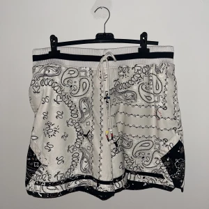 Travis Scott x Jordan Paisley Shorts - Säljer nu dessa asfeta shorts då jag är i behov av pengar. Längd 47cm och midja 44cm❤️