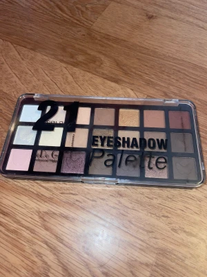 eyeshadow palette - Helt oanvänd och ny eyeshadow palette. Med jätte många fina färger. 