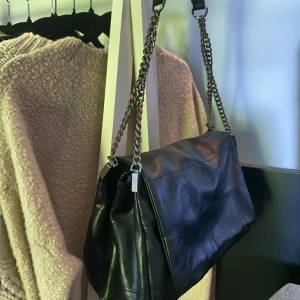 Väska - Väska från zara som inte kommer till användning. Sjukt rymlig med tre fack och en ficka med dragkedja