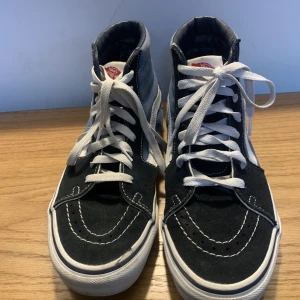 Vans - höga sneakers Navy - Säljer nu dessa höga sneakers från Vans, storlek 39, i fint skick ☺️.
