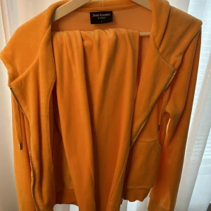 Juicy couture set - Fick den i present och är aldrig använd, då färgen inte riktigt passar mig 