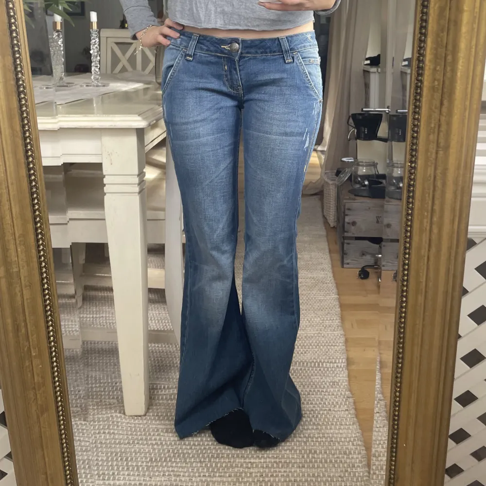 så snygga lågmidjade blåa jeans, i fint skick🫶🏼 Avklipta längst ner: innebenslängden är 80cm och midjemåttet är ish 43cm . Jeans & Byxor.