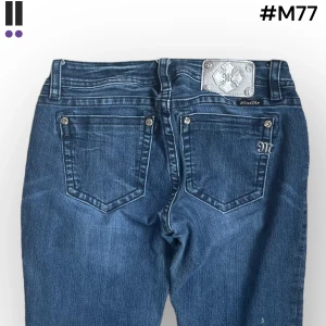 M77 lågmidjade bootcut missme jeans  - MissMe jeans i model Boot 💜 Tag 28W 💜Midja (rakt över) 36cm 💜 Innerben 83cm 💜 Ytterben 107cm 💜 Benöppning 22cm 💜 smuts på baksida ben 💜Våra mått blir W=28 och L=32 💜 Men jämför alltid måtten med dina bästa jeans💜M77