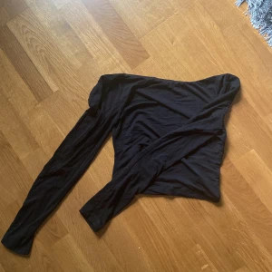 Svart öppen långärmad  - En svart långärmad  Aldrig använd  Storlek s 