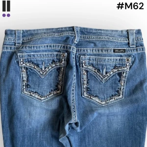 M62 lågmidjade bootcut missme jeans  - MissMe jeans i model Easy boot 💜 Tag 34W 💜Midja (rakt över) 47cm 💜 Innerben 80cm 💜 Ytterben 106cm 💜 Benöppning 24cm 💜 Saknar många stenar, ingen tag 💜Våra mått blir W=37 och L=31 💜 Men jämför alltid måtten med dina bästa jeans💜M62