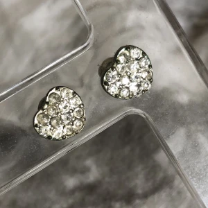 Silver örhängen  - Silvriga hjärtformade örhängen 🤍