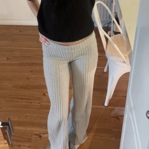 Mjukis byxor  - Ett par ljus gråa randiga sköna mjukis byxor som sitter fint på kroppen🥰 köpta på Bikbok för 400