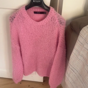 Stickad tröja - Från Vero Moda, Storlek L. Sticks inte! Supermysig och fin. 