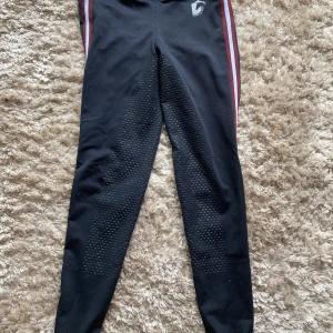 Ridbyxor - Säljer dessa super snygga ridbyxor💕de har inga hål låsa trådar mm.. de är från copferfield men aldrig använda💕 tveka inte på att höra av er vid frågor eller intresse💘