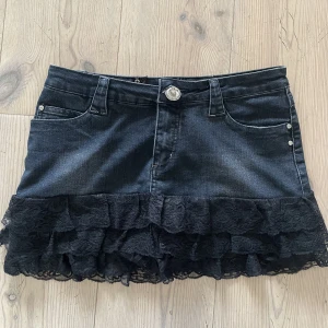 Kjol med volang  - Svart kjol med spets 