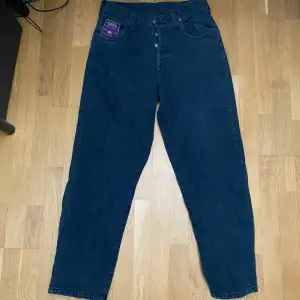 Snygga jeans från Clezer  Hål i ena fickan